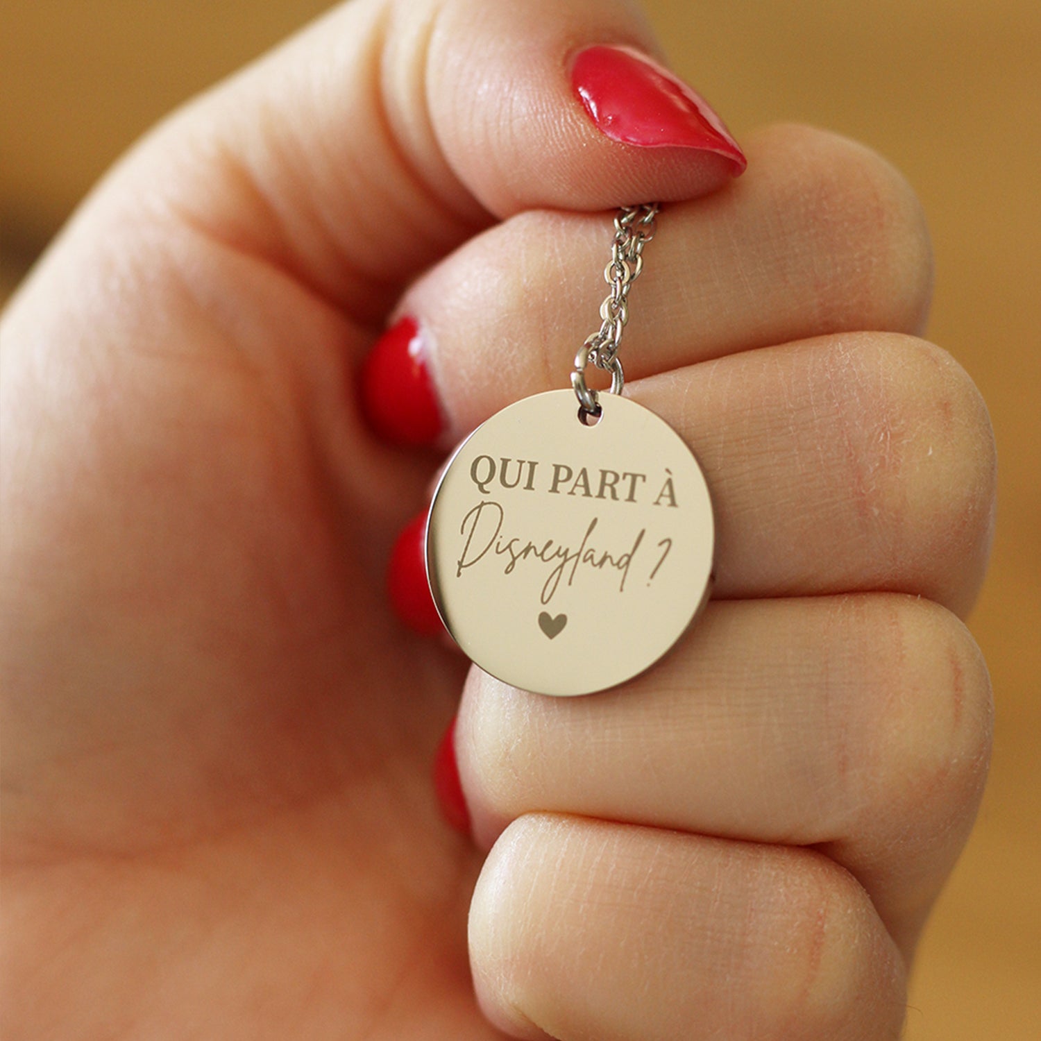 Collier pendentif "Qui part à Disney ?"