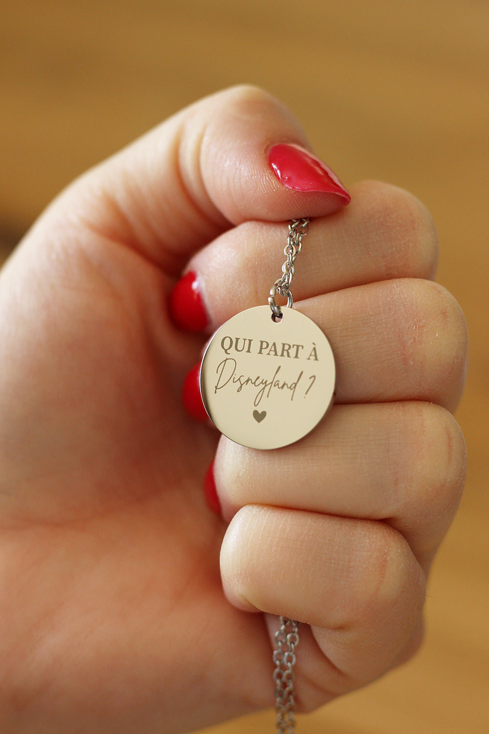 Collier pendentif "Qui part à Disney ?"