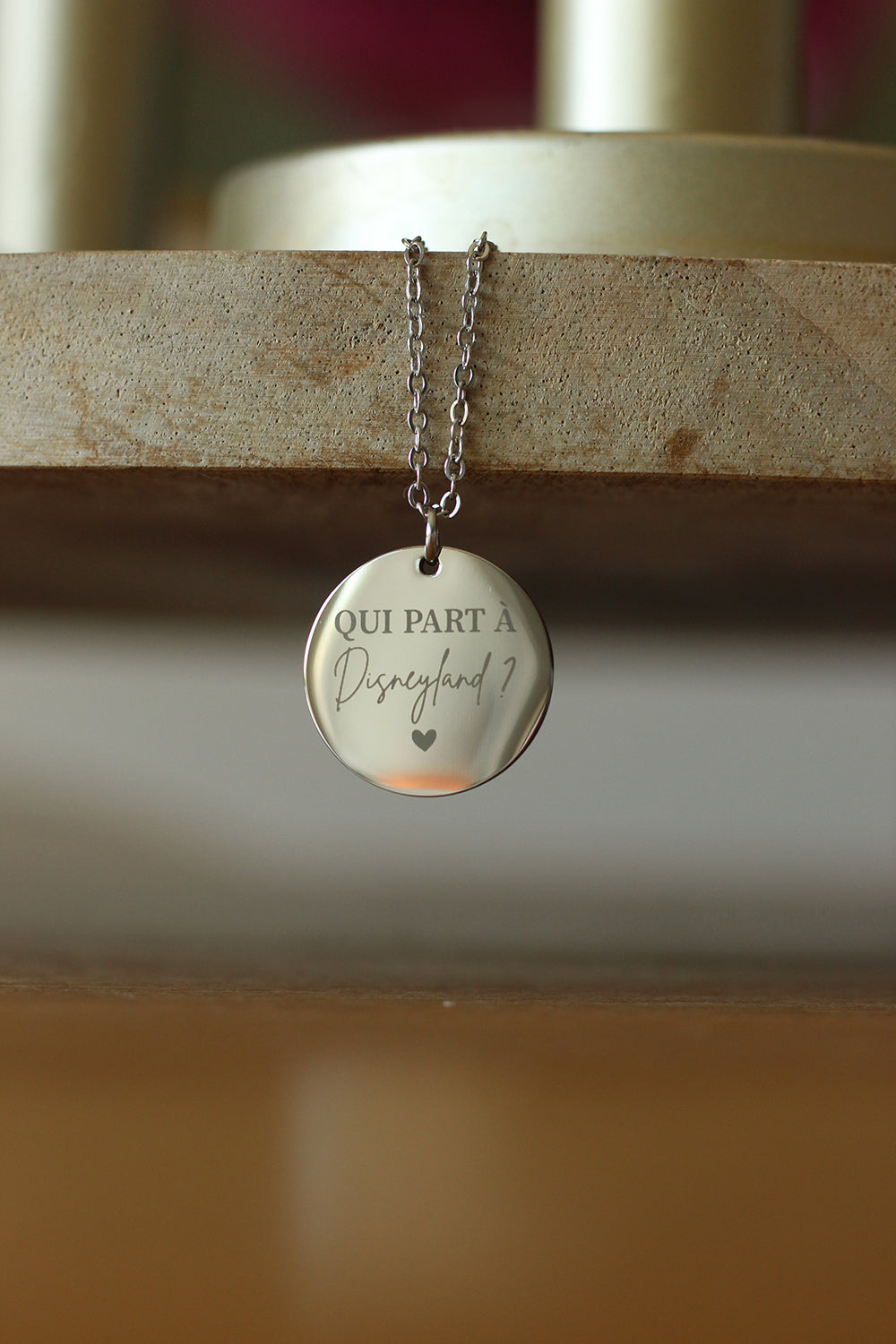 Collier pendentif "Qui part à Disney ?"