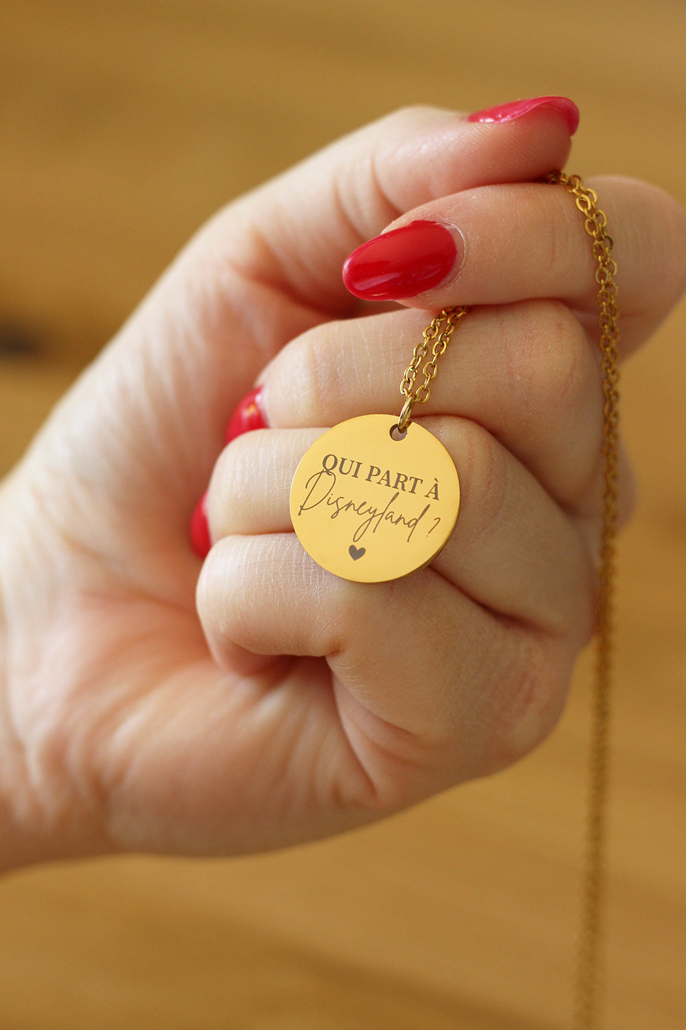 Collier pendentif "Qui part à Disney ?"
