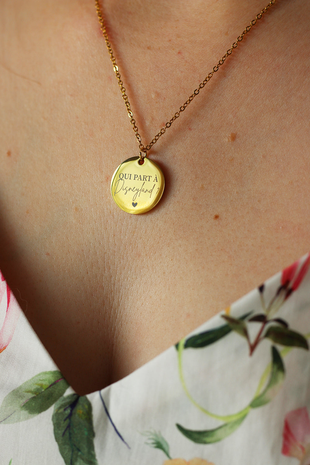 Collier pendentif "Qui part à Disney ?"