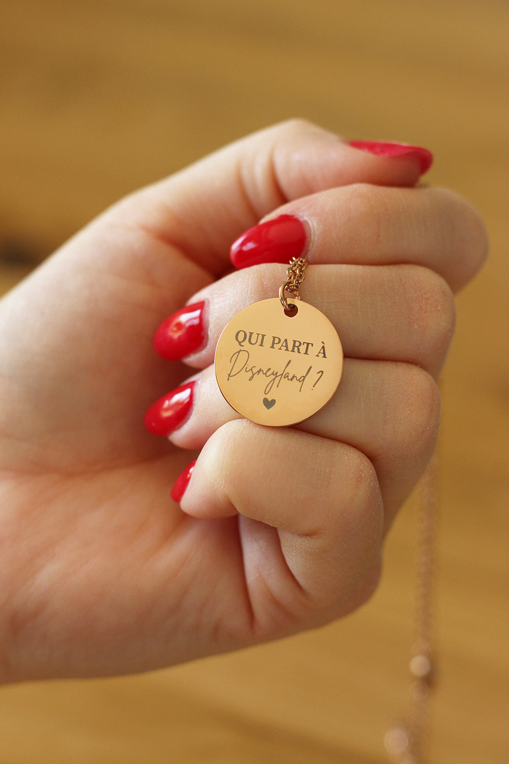 Collier pendentif "Qui part à Disney ?"