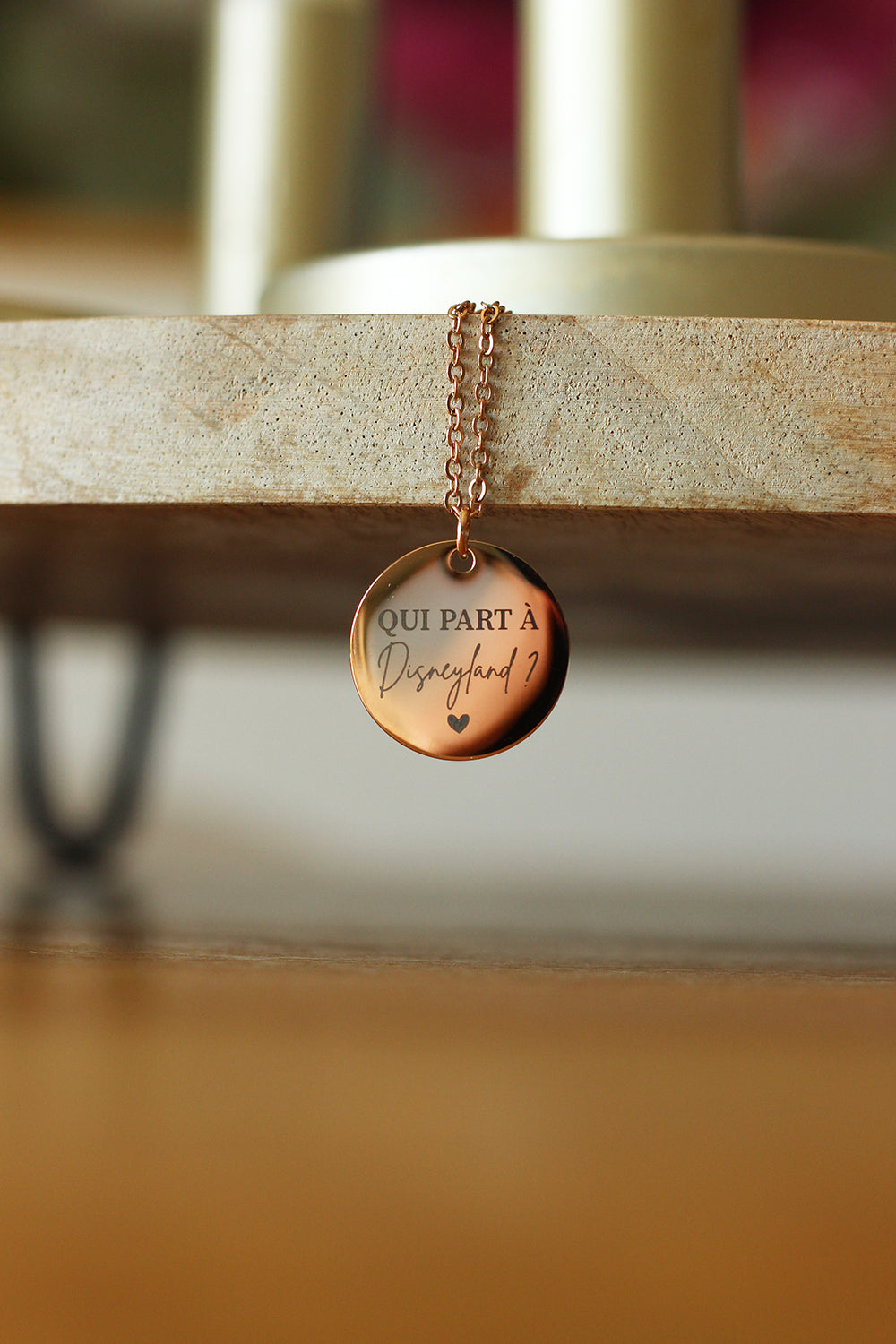Collier pendentif "Qui part à Disney ?"